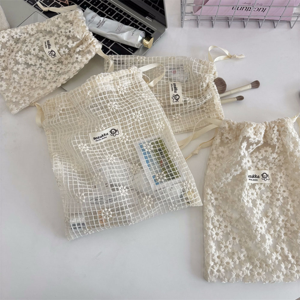 Lace Embroidered Daisy Mesh Dr - огляд і ціна Cosmetic Bags